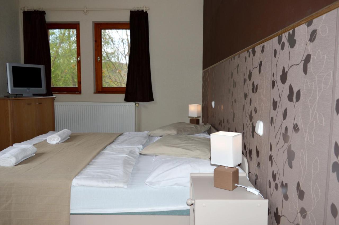 Bed and Breakfast Pollushof Panzio Es Etterem Csolnok Экстерьер фото